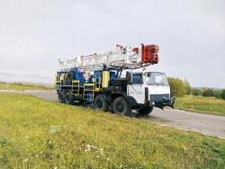 Lifting unit for well repair and drilling "APR-80" on self-propelled chassis MZKT-652716.
