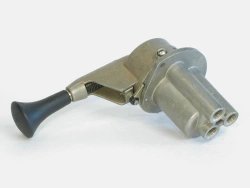 Manually operated reverse-acting brake tap100-3537010