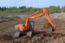 Single-bucket crawler excavator E220C with YaMZ 53429 engine