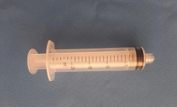 Single-use syringe, three-detail, with a Luer-lock tip with a nominal capacity of 20 ml.