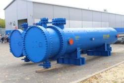 Shell and tube heat exchangers with floating head, shell and tube heat exchangers with U-shaped tubes and tube bundles thereto.