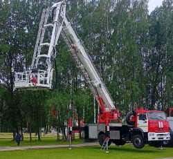 Truck-mounted telescopic fire-fighting lift with ladder TPL-32K-2