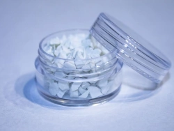 Titanium (IV) oxide for vacuum spraying