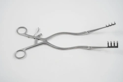 VZ-R-38 Neurosurgical retractor with sharp jaws