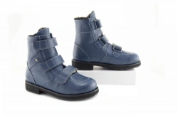Orthopaedic footwear of low complexity with insulated lining for children: half boots