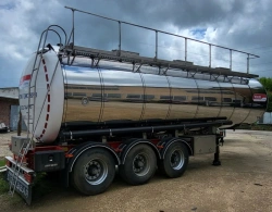 Three-axle tank semitrailer, of load-bearing construction, commercial name BERGHEL 9116P4, type 9116P4, swivelling chassis bogie