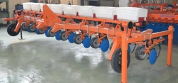 Fertiliser spreading device SVU-01 on the basis of cultivator KMO-6