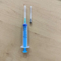 Single-use sterile three-detail sterile injecting syringe of "Luer Lok" type with needles in "B" version with needles in version