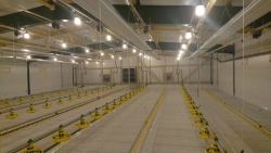 Equipment for floor cultivation of broiler chickens