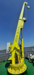 Hydraulic deck crane with rigid boom