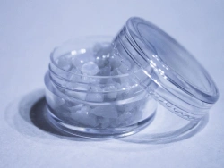 Lead (II) fluoride for vacuum spraying