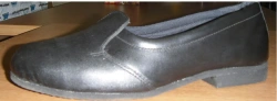 Special anti-electrostatic leather footwear for protection against static electricity and general industrial pollution, t