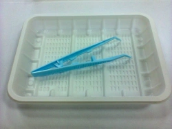 Curved polymer single-use sterile 125 mm forceps in tray