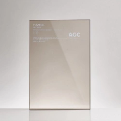 4 mm thick mass-coloured glass of the trade mark Planibel Bronze