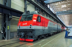 Mainline freight two-section AC electric locomotive 2ES5S with asynchronous traction drive