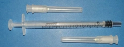 Luer type sterile single-use three-component injection syringe of 1ml nominal capacity with two needles 2