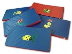Children's play mat with applique