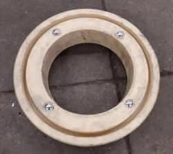 Polyurethane plugs for pre-insulated pipes