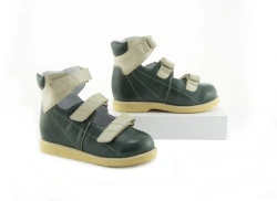 Orthopaedic footwear for prostheses for bilateral amputation of lower limbs