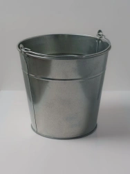 Galvanised 9 l bucket with welded lugs