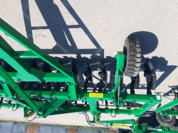 Trailed disc harrow BD-4x2P with roller