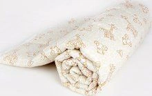 Bedding for children, including for newborns and toddlers, with a top made of cotton with filling.