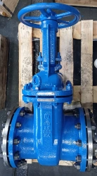 Steel wedge gate valve with sliding spindle and handwheel RN 2,5 MPa DN 200