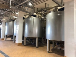Tanks for storing and mixing chocolate/pastry masses