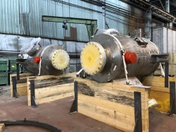 Cyclone with powder blow-off