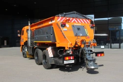 Solid de-icing agent spreader with humidification "URSUS-5"