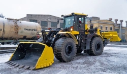 Kirovets K-708UDM single-bucket frontal wheel loader with mouldboard