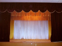Intermission sliding curtain with lining (curtain separating the spectator area from the platform)