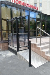 Stationary lifting platform for disabled people and low mobility groups with vertical movement Q-lift