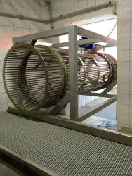 Separator for separation of moisture from carcasses