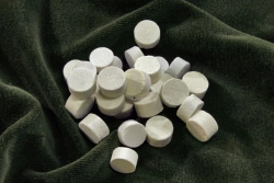 Cerium (III) fluoride for thin layer optics