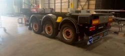 Semi-trailer container carrier FOXTANK 966615 with axle units AVG Excel AXL-01-AFS-00/01/12.0/12.1/13.0/13.1, AXL-01-RFS-00/01/1