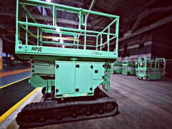 Mobile crawler boom lift with working platform with pantograph-type boom and sliding working platform YAR