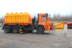 MKDU-3 combined road sweeping machine based on KAMAZ-6520-53 chassis