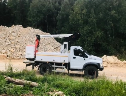 Telescopic aerial lift with insulated boom and basket on all-wheel drive chassis for work under voltage.