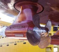 Propeller steering column with propeller installed