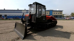 Tracked skidding machine, model TLP-4M-034-07 with straight dozer blade