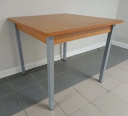 Dining table 210.24.00