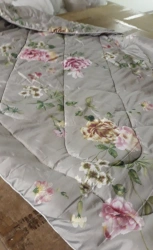Quilted blanket made of cotton fabrics filling down-feather filling