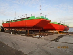Non-propelled dredging barge