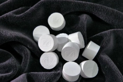 Zirconium (IV) oxide for thin layer optics